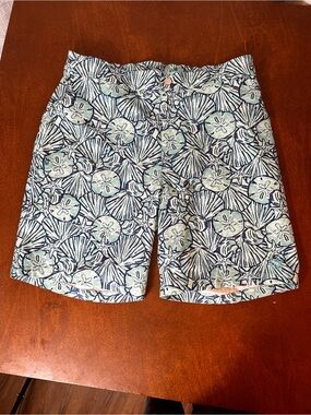 Men's Flat-Front Navy and Light Blue Shell-Print Shorts
